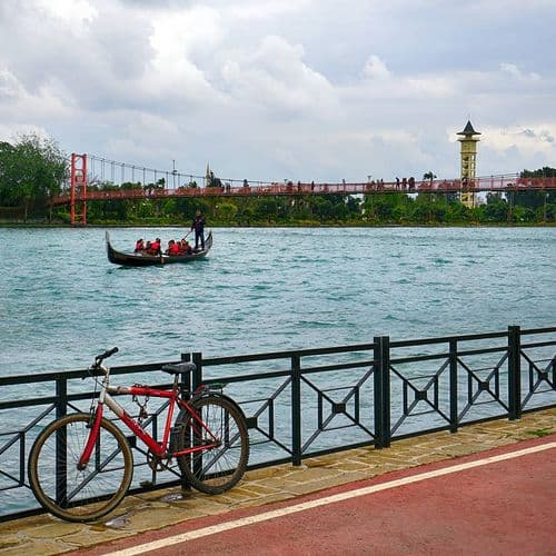 نهر سيحان وبحيرة السد. 