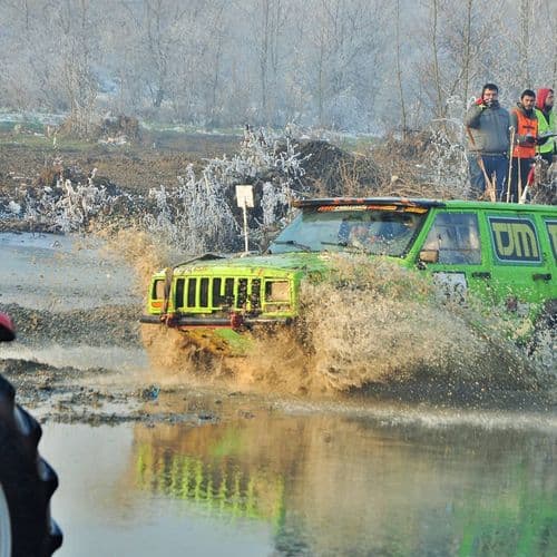 تجربة القيادة على الطرق الوعرة