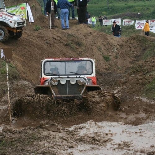 تجربة القيادة على الطرق الوعرة