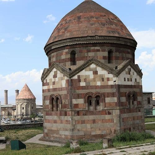 Emir Saltuk Türbesi (Grabturm)