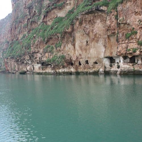 الفرات وكهوف أبو دَيْش