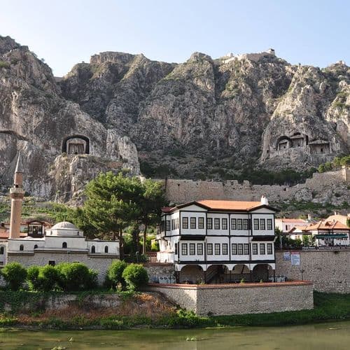Mont Harşena et Tombeaux Rupestres des Rois Pontiques