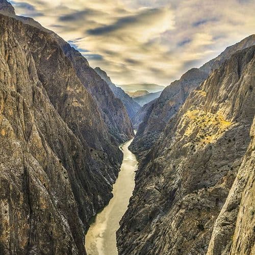 Karanlık Kanyon (Dark Canyon)