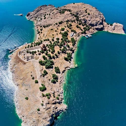 Середньовічна церква на острові Акдамар міста Ван