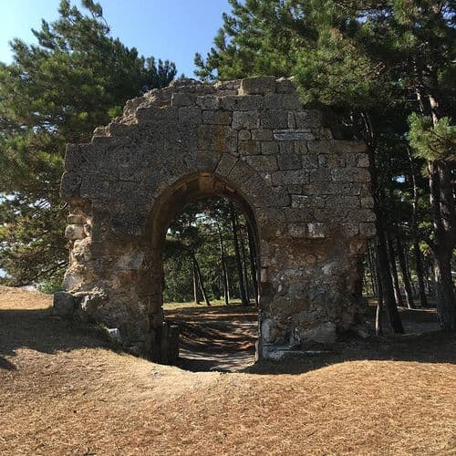 اطلال مدينة بيزنطية قديمة.